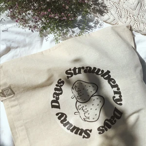 Totebag  - Tygpåsar med tryck som finns flera exemplar. Kan tvättas upp till 40-60 grader i tvättmaskin får ej tvättas för hand. Hållbara och miljövänliga gjorda utav 100% bomull. Dom görs för hand med värmepress. 70kr + frakt 💗