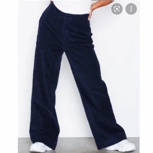 Blå manchesterbyxor  - Ett par asballa marinblå manchesterbyxor från monki!🤩 Älskar dem men kommer tyvärr inte till användning längre. Superskick och jättesköna! Skriv vid intresse och för fler bilder 🌟🌟