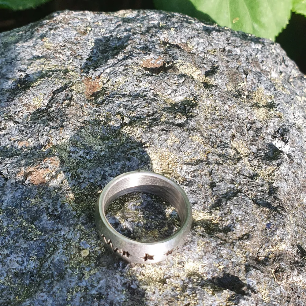 silver ring av rostfritt stål, storlek 20, diameter 18mm, den färgar inte av eller gör dina fingrar gröna eftersom de är gord av stål.. Accessoarer.