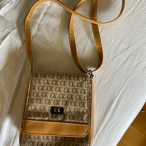 handväska  - jättefin väska som är köpt här på plick men tyvärr inte kommit till användning!