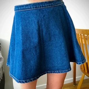 Jeanskjol American Apparel  - Superfin jeanskjol som jag tyvärr aldrig använder. Faller superfint! Strl S, 100% bomull. Köparen står för frakt! (Finns också i svart, se en av mina äldre annonser!)