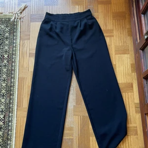 Kostymbyxor  - Jättefina och sköna kostymbyxor. Stretchiga i midjan. Frakt blir billigare vid köp av flera plagg