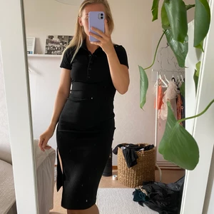 Svart ribbad klänning - Svart ribbad klänning som är väldigt stretchig och bekväm. Säljer pga använder inte🤷🏼‍♀️🌸 är i storlek xs men passar mig som vanligtsvis har s bra, är 161 cm. Använd 2 gånger