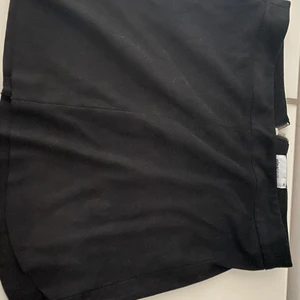 Mocka material kjol - Jätte fin, sitter till lite ovanför knäna. Mocka material, dragkedja baktill. Skriv för mer info🤍