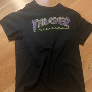 Thrasher t-shirt strl M - Säljer en Thrasher t-shirt som har varit använd några fåtal gånger men som är i bra skick. Säljer pga att den har blivit för liten. 
