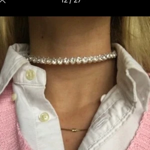 Glittrigt halsband - Använd mycket men fortfarande i bra skick, glittrar mycket och passar alla för den reflekterar hudfärgen oavsett. 