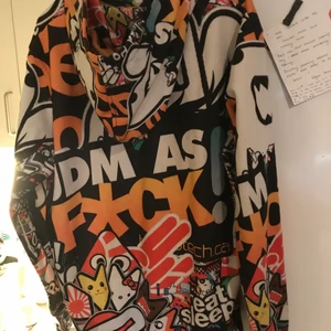 Cool annorlunda hoodie strl L - Cool hoodie i storlek L 