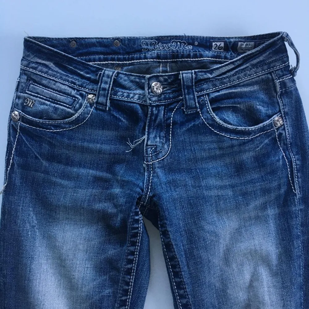 Super coola miss me jeans som är låg midjade😍 jag har bara testat de en gång då jag insåg att det var för små. E bara lite för långa för mig dom är 1.56. De är straight fit. Jättebra skick😻 Köparen står för frakten😘🤩 snälla fråga inte om bilder på hur de ser ut på🥰😘💗💗. Jeans & Byxor.