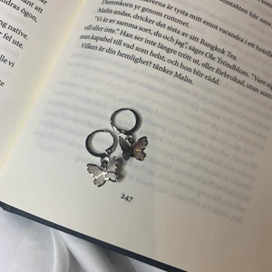 Örhängen  - Silver örhängen fjäril 19kr + 12kr i frakt 