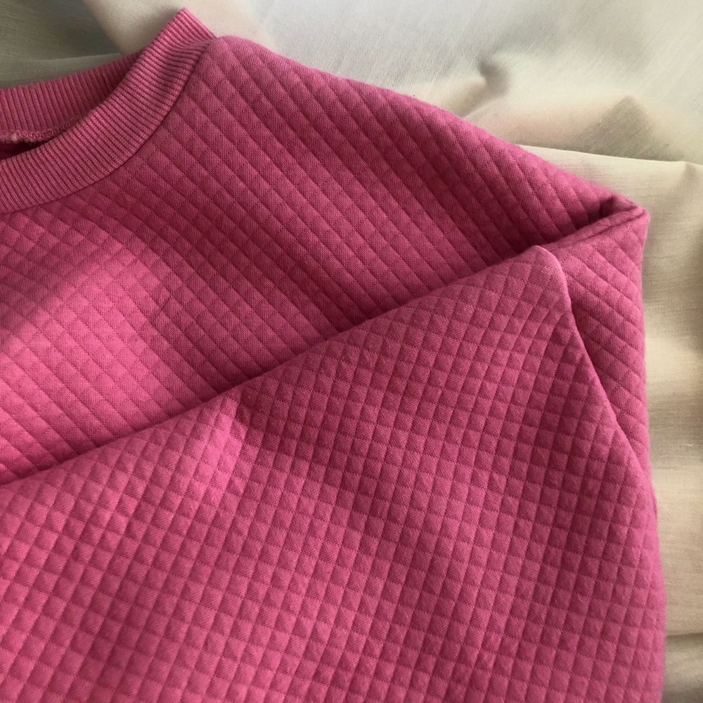 Säljer denna rosa croppade tröja i nyskick, storlek XS, då den nästan aldrig kommit till användning. Den passar även större storlekar än XS och har ett supergulligt puffmaterial. 💕💕🥰. Tröjor & Koftor.