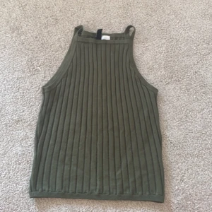 Topp - Säljer denna topp  för den aldrig kommit till användning för att den tyvär är för liten köpt hos HM - divided sjukt fin färg , snygg med ett par vita shorts eller jeans 