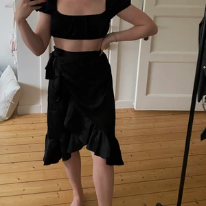 Omlottkjol i satin - En söt satinkjol som jag aldrig har använt tyvärr, så den är helt ny🌸 köparen står för frakten🤗