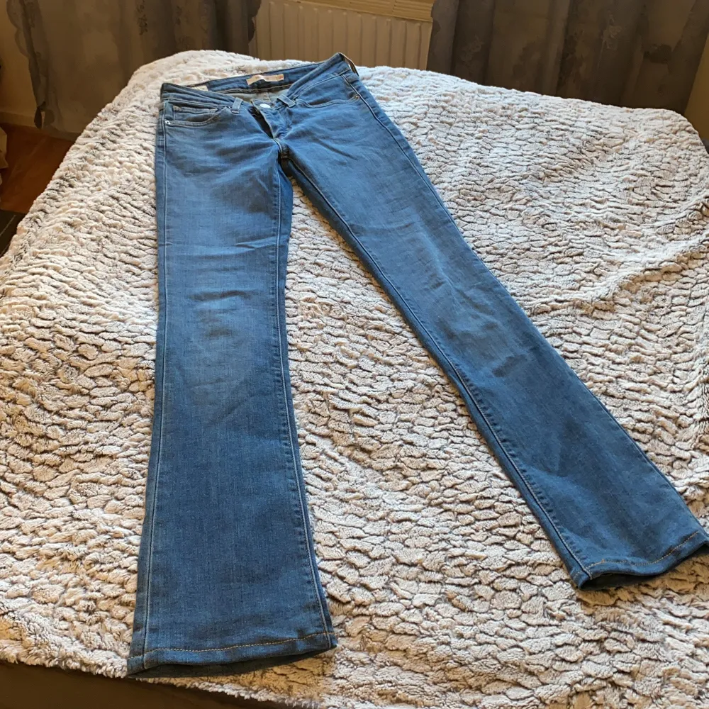 Levis 715 Bootcut Jeans som är mid waisted. Enbart använt ett fåtal gånger. (Ordinarie pris: 1125kr). Jeans & Byxor.