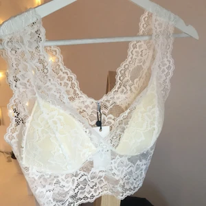 spets top/bh - vit spets bh/topp från pieces, aldrig använd så den är i väldigt bra skick och prislappen sitter kvar som ni kan se💗 ordinarie pris 200kr och säljer den för 120kr☺️ köparen står för frakten 