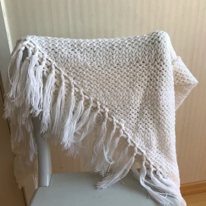 Vit sjal/halsduk - Triangulär stickad/virkad sjal. Dubbelvikt på första bilden. Kan hämtas upp i Sthlm eller skickas mot fraktkostnad!
