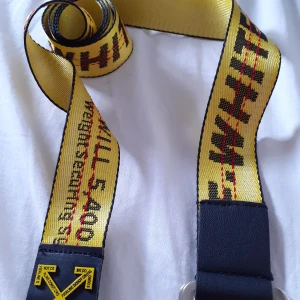 off- White bälte  - Säljer ett off White bälte (kopia). Säljer den pga den kommer ej till användning (köparen står för frakten).pris kan diskuteras vid intresse! Ha en fin dag/kväll!!💕