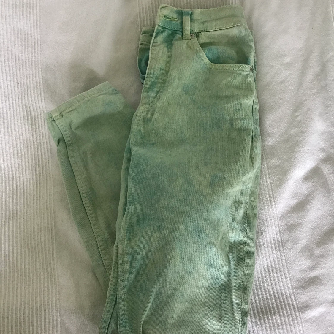 Urtvättade gröna jeans från Monki, stl 27 - 90