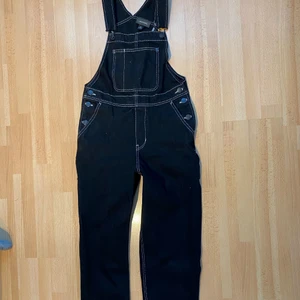 Svarta hängselbyxor med vita sömmar  - Säljer mina fina hängselbyxor från monki! Jag använder den inte och tänker att de hör hemma hos någon som får bättre användning av dem, som nya endast använd en gång😁 köpte dem originellt för 600kr och säljer dem för 300 (pris kan diskuteras i chatt) 💕💕 bara att kontakta för mer info/bilder/frågor 😊