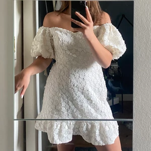 Klänning - Intressekoll på min superfina klänning från &Other stories som jag inte får användning för 😪 Har aldrig använt den, lappen sitter kvar och nypris är 1300kr. Den är så fin så är  därför inte säker på om jag vill sälja 💞