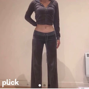 Juicy couture byxor - Gråa juicy couture byxor med råda detaljer och rhinestones. Skulle rekommendera för en med längd runt 160cm 