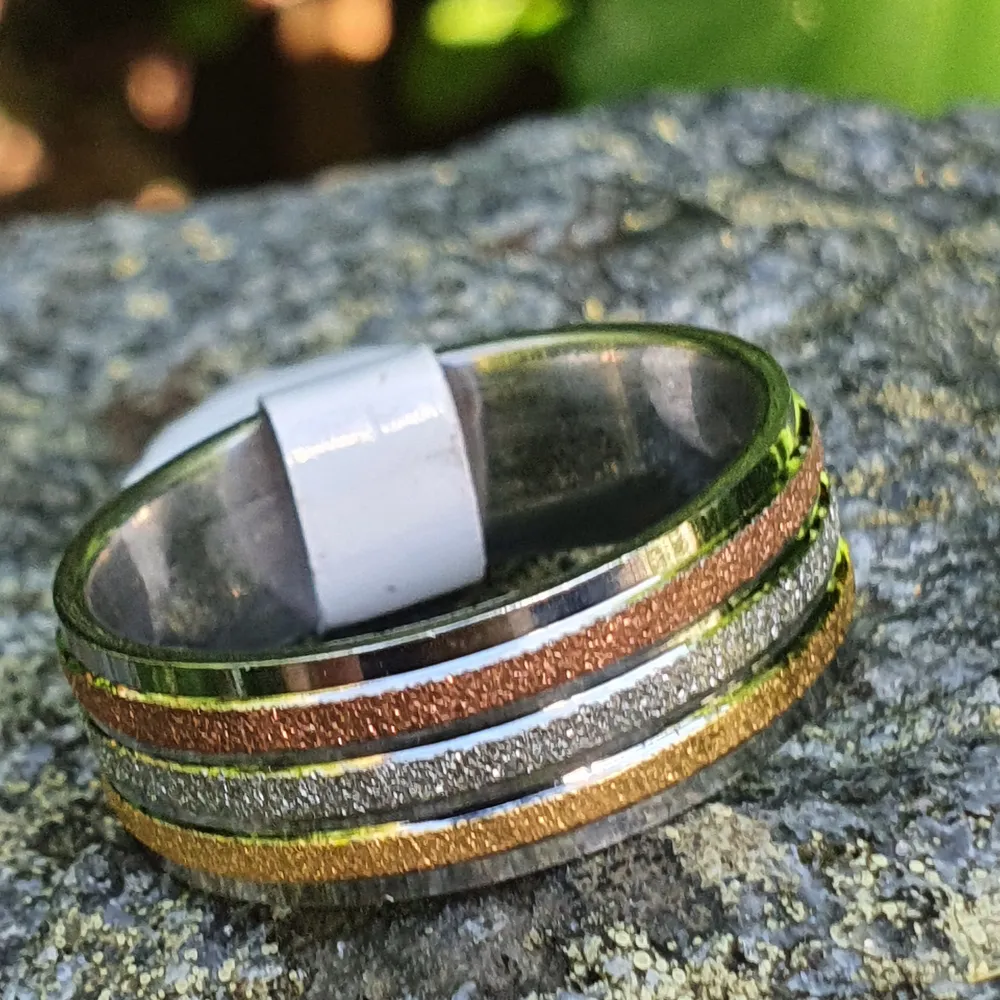 Guld,silver och brons ring av rostfritt stål, storlek 20, diameter 18mm, den färgar inte av eller gör dina fingrar gröna eftersom de är gord av stål.. Accessoarer.