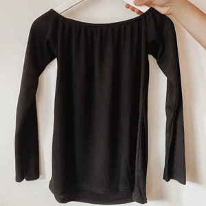 Svart topp - Svart topp- kan dras ned vid axlarna - använd en gång. 