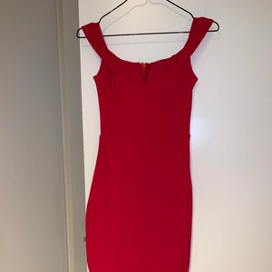 Tight midiklänning  - Aldrig använd. Prislapp kvar!! Storlek XS/34 