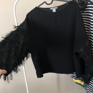 Tröja med detalj - Cool tröja med detalj! Köparen står för frakt.