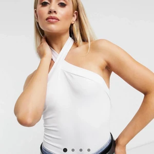 Halterneck topp - Även denna är oanvänd, prislapp finns kvar. Storlek M, passar dig som är en S också