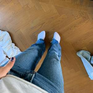 Super fina jeans från zara, köpte för några månader sen men de finns inga defekter alls, precis som nya!❤️ 