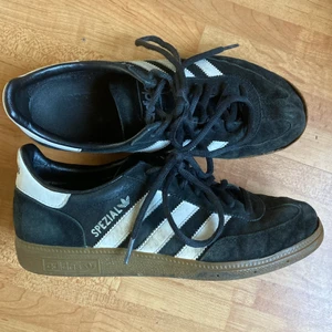 Adidas Spezial - Ägiga adidas-sneakers i modell ’Spezial’. I använt skick  men hela och bra kvalitet! :)