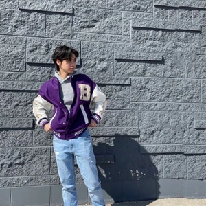 Lila Varsity Vintage Jacka -   Säljer nu min fina lila varsity jacka! Den har inte riktigt kommit till användning, vilket gjort att den är sparsamt använd och den har inga anmärkningar alls! Går att hitta på många olika outfits med och frakten för den att komma till mig tog ca 2 månader. Köptes för 750. Det är en äkta från Aelfric eden💗