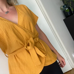 Topp - Säljer denna fina senapsgula topp från ginatricot i storlek M använd bara 1 gång så i nyaskick