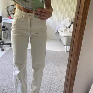 Ett par jeans från weekday, raka. I en ljusbeige/vit färg, sparsamt använda!💕 säljer då dom blivit för små!