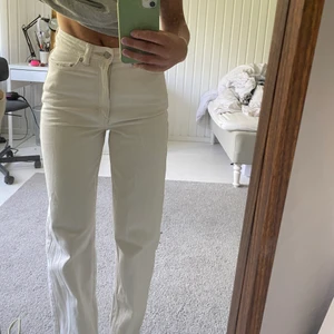 Weekday Rowe - Ett par jeans från weekday, raka. I en ljusbeige/vit färg, sparsamt använda!💕 säljer då dom blivit för små!