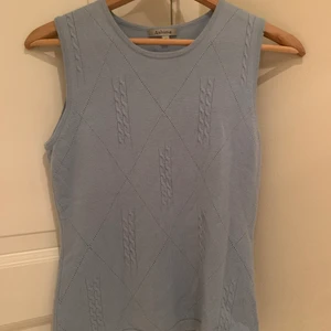 Blå stickad väst - Blå topp i storlek M. Från märket Ashima