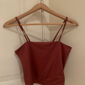 Vinrött glittrigt linne - Linne från bikbok, storlek XS