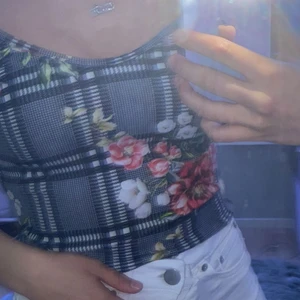 Gulligt linne - Ett gulligt linne som till en början var en body men klippte den då jag ville ha den kortare men så kommer vi till de att jag köpte en annan tröja som kom mer till användning så denna har använts 1-2 gånger. Frakten tillkommer!