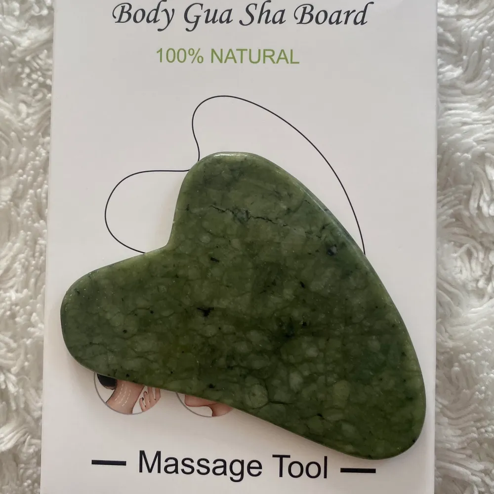 Säljer gua shas i en grön färg i japanska stenen Xiuyu. Det är en sten som man masserar ansiktet med och många ser fina resultat🤍 Ett tips är att använda någon form av ansiktskräm/olja eller kyla ner den🤍  Frakt ingår i priset. Övrigt.