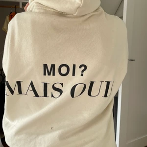 Hoddie  - Hoddie med text använd men bra skick så mysig o skön o snygg för den delen men används inte mer så behöver ny ägare 