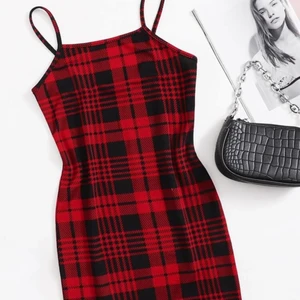 Rutig klänning  - Säljer denna snygga klänning. Använd en gång. Formar sig kroppen fint! 