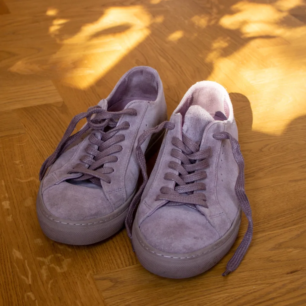 Filippa K sneakers i ljuslila mocka, modell ”Kate”. Inköpta för några år sedan men endast använda två gånger pga lite för stora för mig, jag har storlek 39 i vanliga fall 🌼 ✨. Kengät.