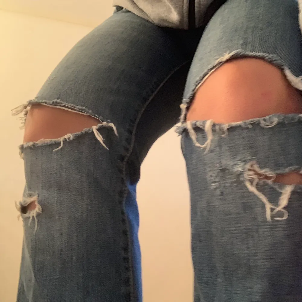 Supersnygga jeans med slitna detaljer och hål i knäna. Normalhöga i midjan och i storlek 38. Köparen står för frakten. 🥰 . Jeans & Byxor.
