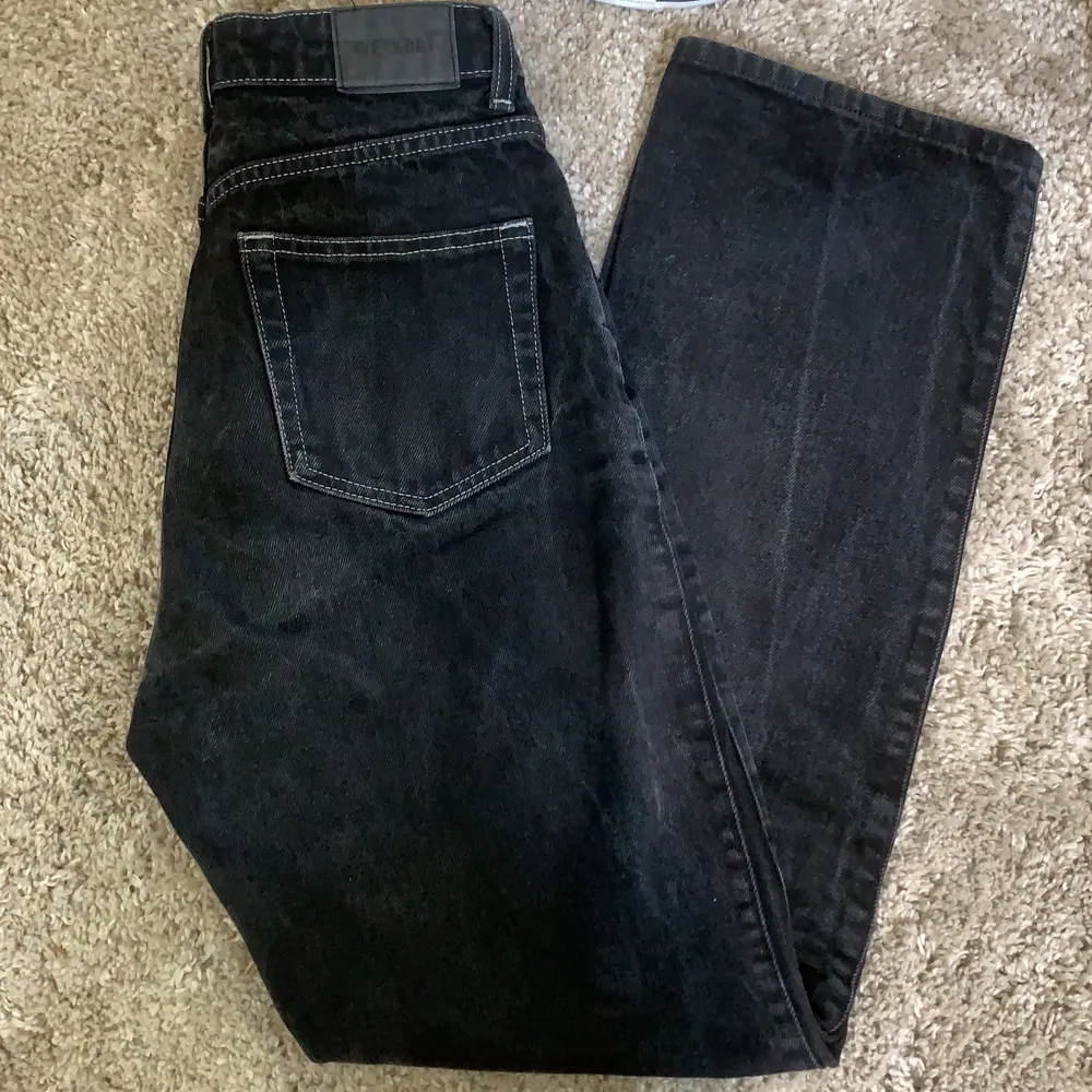 Weekday jeans i modellen row. De har vita sömmar. Är 160 cm o brukar ha storlek 25 i jeans. Längden är perfekt. Jeansen är i storlek 26. De är svart gråa, så de är inte skitiga ❤️ om flera är intresserade så blir det budgivning . Jeans & Byxor.