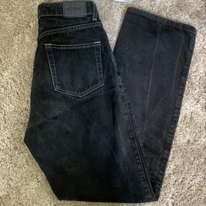 Weekday jeans  - Weekday jeans i modellen row. De har vita sömmar. Är 160 cm o brukar ha storlek 25 i jeans. Längden är perfekt. Jeansen är i storlek 26. De är svart gråa, så de är inte skitiga ❤️ om flera är intresserade så blir det budgivning 
