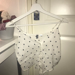 H&M - Säljer denna som är inköpt på h&m man kan knyta den vid magen, den är i bra skick! Kan frakta och mötas upp i Stockholm! Hör av dig vid intresse! ❤️🥰