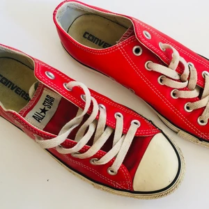 Converse strl 40 - Röda låga converse i skinn. Strl 40 / 7. Något använda men fint skick! 