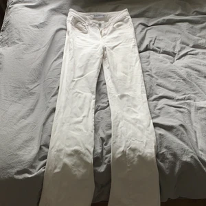 Vita zara jeans - Vita bootcut byxor köpa här på plick, använt fåtal gånger, lite slitningar vid fötterna då de är ganska långa och man trampar lätt på de när man går men inget man tänker på, annars perfekt skick