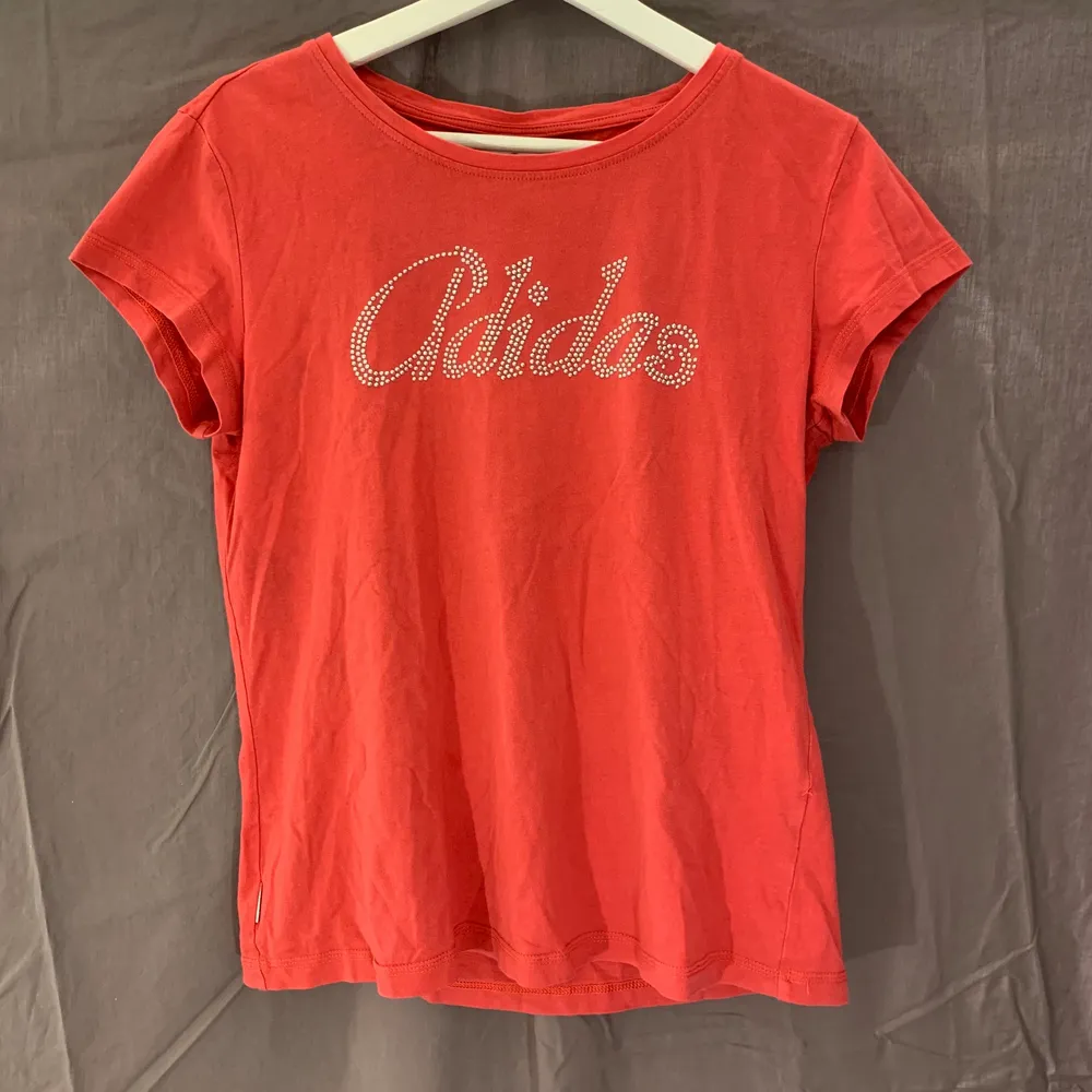 Rosa / orange (korall) t-shirt från Adidas. Fint skick. . T-shirts.