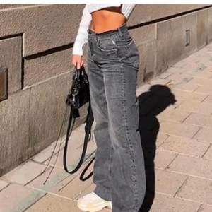 Lånad bild, jeans köpa från zara buda över 200kr eller köp direkt för 450+frakt 💕💕☺️